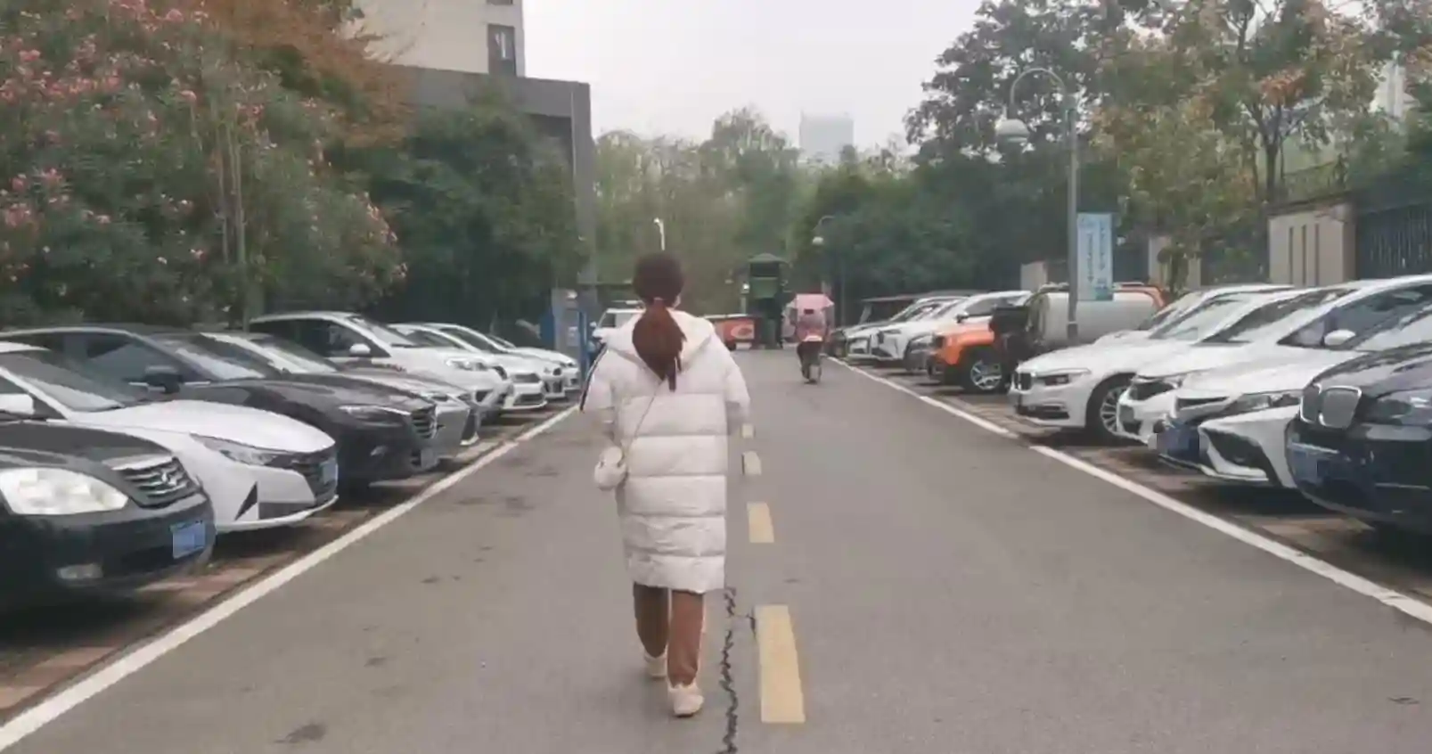 晨意帮忙丨女子因和男友取消婚约，要退婚纱照费用遭拒？商家回应